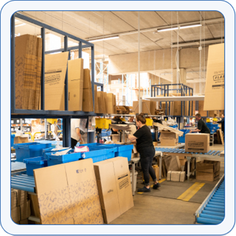 Mujer amable en logística empacando envíos