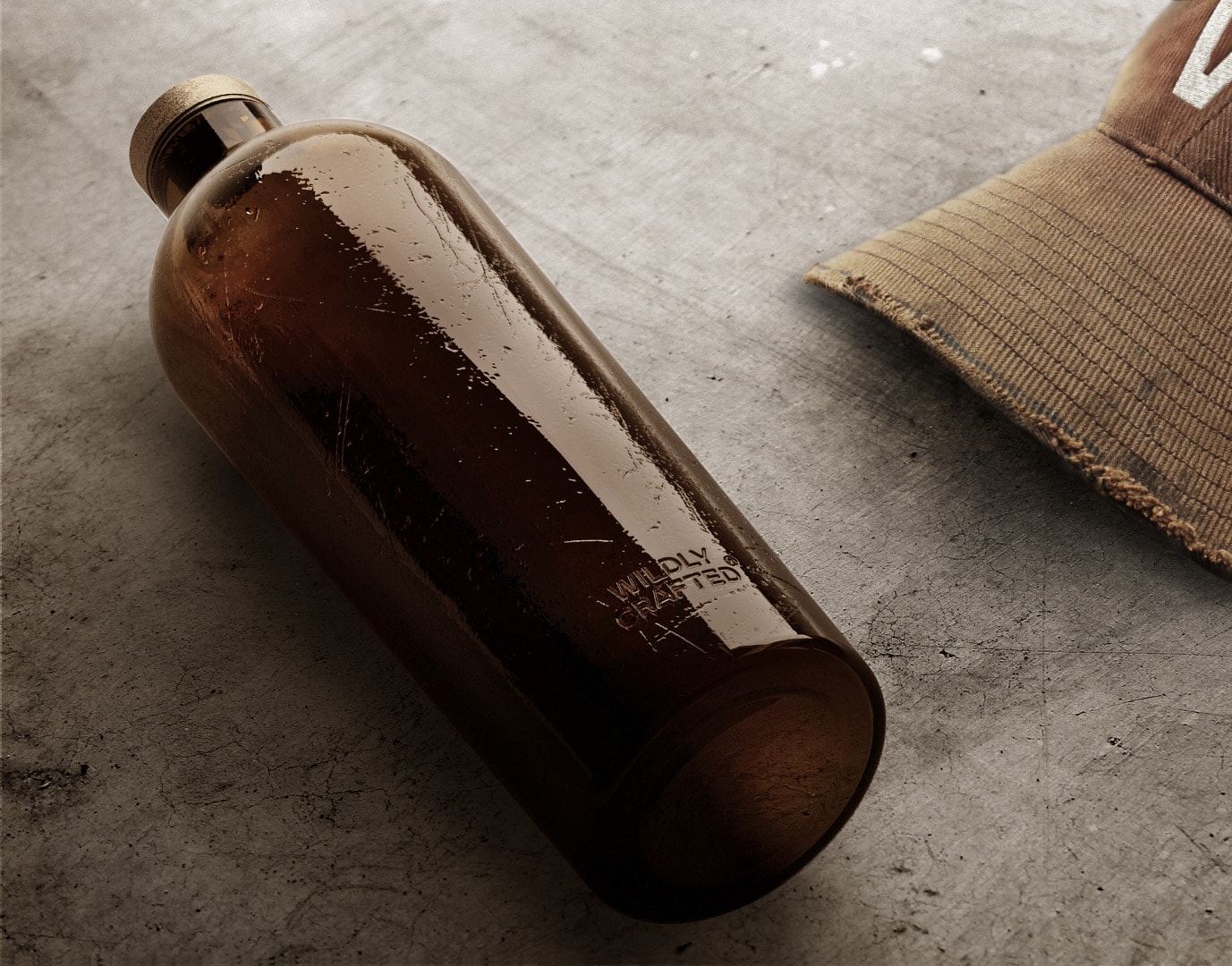 Estal Wildly Crafted Imagen de estado de ánimo: una botella marrón de la colección Wildly Crafted se encuentra sobre un fondo de hormigón gris, junto a ella hay una tapa marrón con visera.