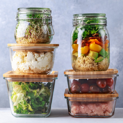 Imagen de estado de ánimo: Grupo de varios frascos de almacenamiento para cocinar en lotes