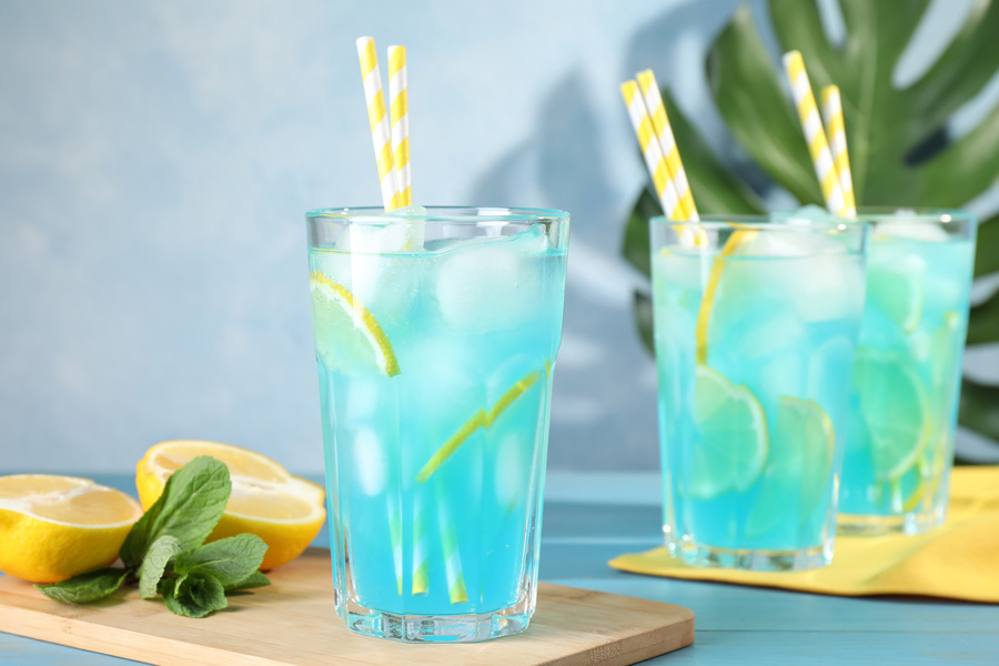Receta de limonada Les Bleus Imagen de estado de ánimo: Tres vasos están llenos de limonada azul.